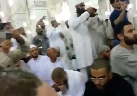 بالفيديو.. طفل سعودي يفاجئ مصلين في المسجد الحرام