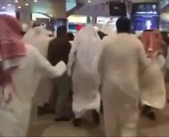 بالفيديو- مشاجرة وتضارب في مطار الكويت!