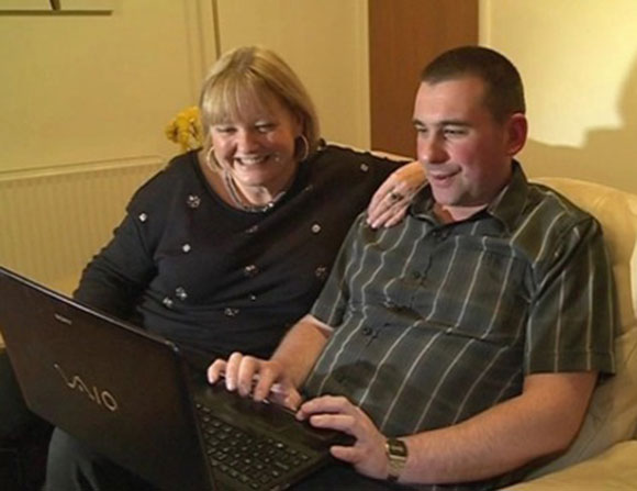 عرض صديقته للبيع على "إي باي" ... والمفاجأة إقبال عليها