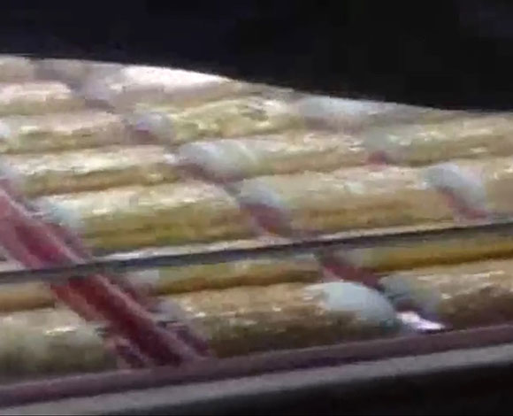 بالفيديو.. سعودي يلبس أمه ذهباً فرحاً بالراتبين
