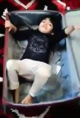 صدق أو لا تصدق .. أب سعودي يحبس طفلته داخل حقيبة السفر في هذا الفيديو