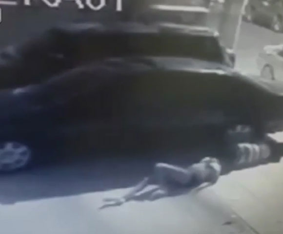 بالفيديو: رمى زوجته وعشيقها من الشرفة