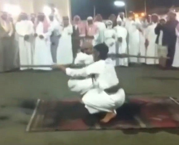 بالفيديو سعودي يرقص ببندقية ويصيب نفسه