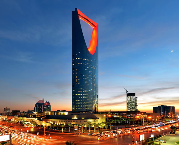 بالفيديو – هذا ما فعله سعودي من أعلى "برج المملكة"!