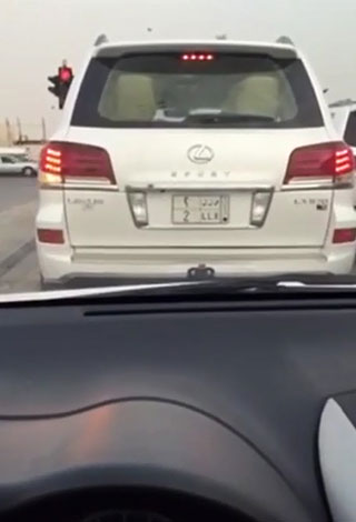 بالفيديو: مواطن يوثق فضيحة عند إحدى الإشارات