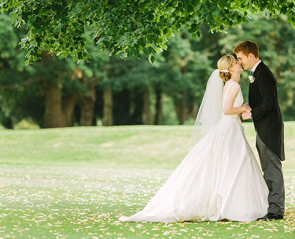 بالفيديو: أغرف زفاف خليجي ... في مطعم كنتاكي