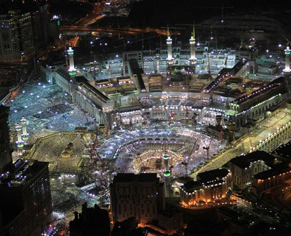 عدسات العالم ترصد جموع المعتمرين أثناء إحياء ليلة القدر