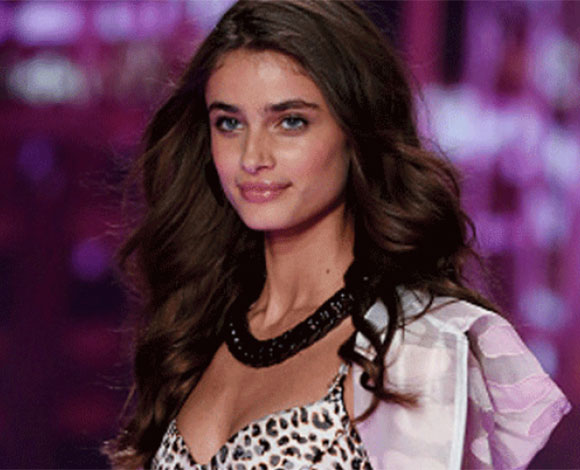 تايلور هيل عارضة نجمة رغم أن عمرها 19 عاماً