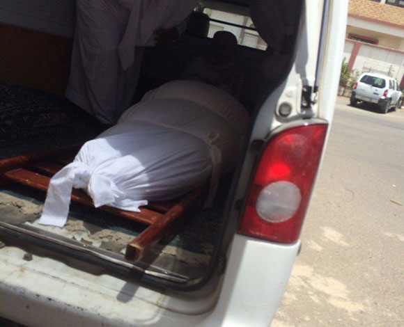 بالفيديو- رافعة لدفن شاب سعودي