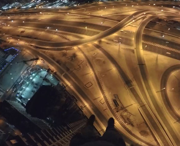 بالفيديو- متهور من قمة برج بدبي مارينا