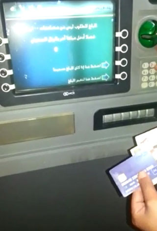 بالفيديو- فضيحة تهز بنكاً سعودياً ... صراف يدفع النقود بدون بطاقة