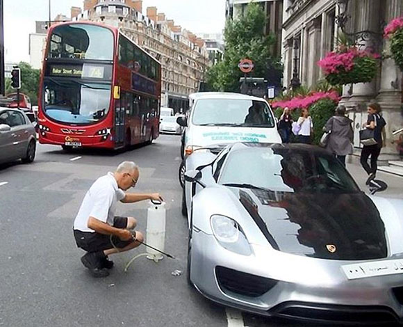 بالفيديو- سعودي يدفع الملايين لغسل سيارته وسط شارع لندن!