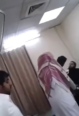 بالفيديو- سعودي يعتدي على طبيب في مستشفى