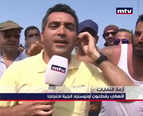 بالفيديو- مراسل يتعرض لموقف محرج على الهواء