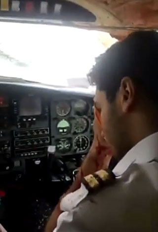 بالفيديو- نسر يصطدم بطائرة أثناء إقلاعها