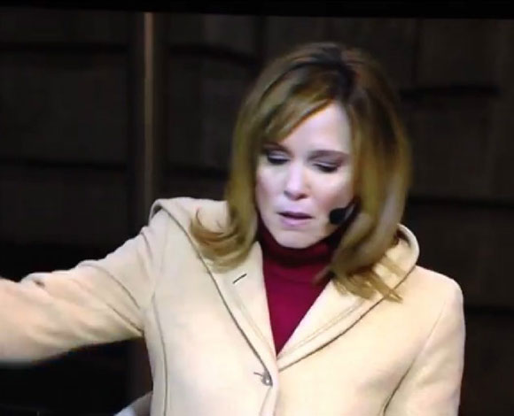 بالفيديو- مذيعة تتعرض لموقف محرج على الهواء