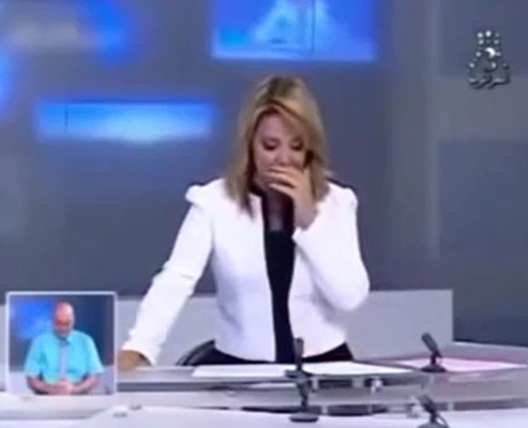 بالفيديو- بكاء مذيعة أخبار على الهواء