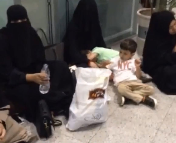 بالفيديو- سعودية تتعرض لسوء تتعامل في المطار