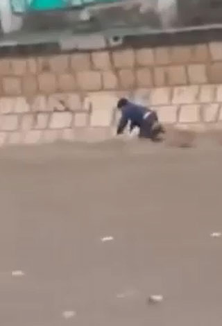 بالفيديو: سعودي ينقذ طفلاً من الموت المحتم