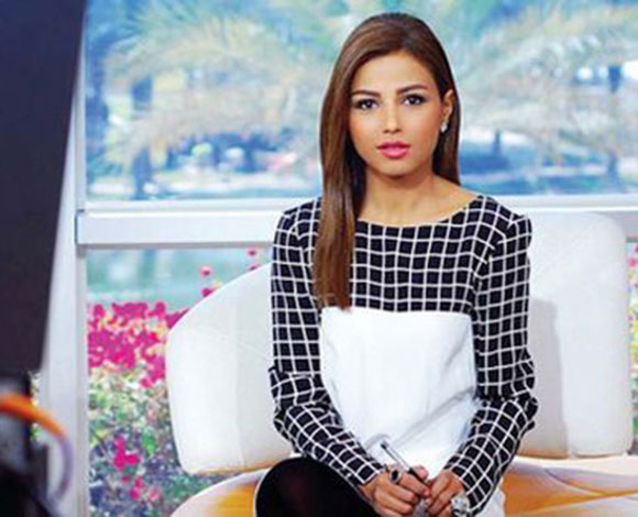 بالفيديو- مذيعة إماراتية في نوبة ضحك على الهواء