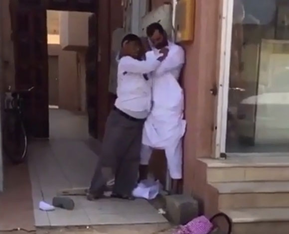 بالفيديو- سعودي يعتدي على عاملا آسيويا