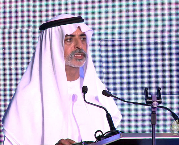 بالفيديو: لهذه الأسباب إعتذر شيخاً إماراتي من إمرأة مسنة!