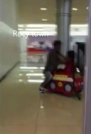 بالفيديو: طفل سعودي يتعرض للتحرش في السعودية