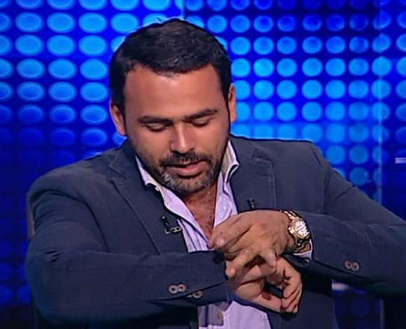 بالفيديو- موقف محرج لمذيع بسبب "أحمر شفايف بالقميص"