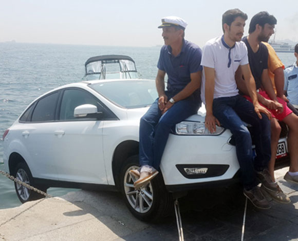 بالفيديو: مارّة ينقذون سيارة من السقوط بطريقة مضحكة