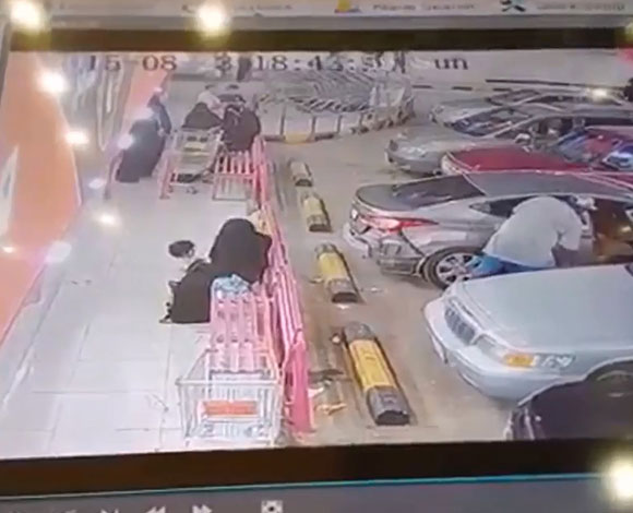 بالفيديو- سعودي يحاول سرقة مسنّة في الشارع
