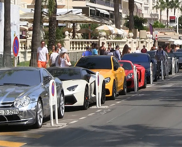 بالفيديو- تعرف على السعودي صاحب هذا الأسطول الفاخر