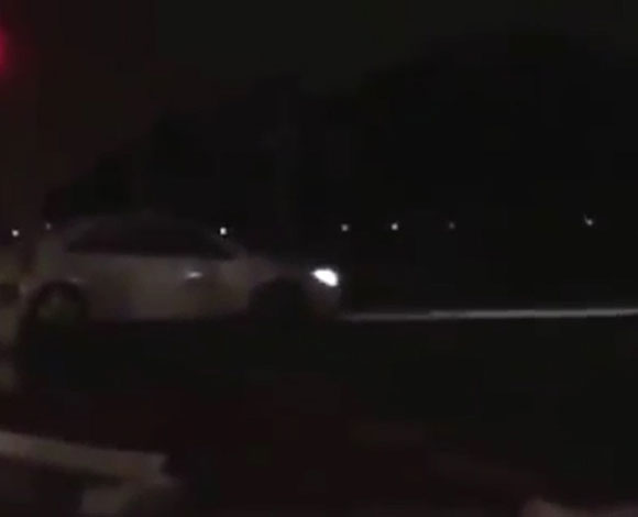 بالفيديو: سعودي ينجو بأعجوبة من تهشيم قطار الدمام لسيارته