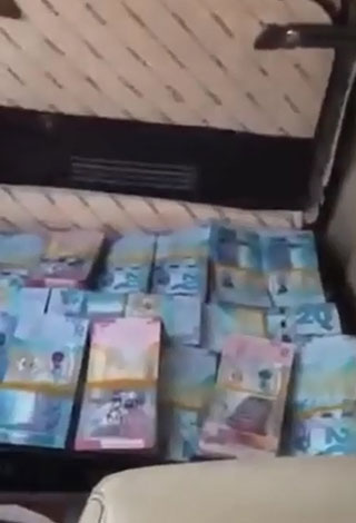 بالفيديو: كويتي يرمي ٣٠٠٠ دينار من الشباك بـ الشارع لانه سعيد!