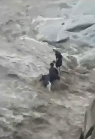 بالفيديو- غرق 3 سعوديين في وادي عتود