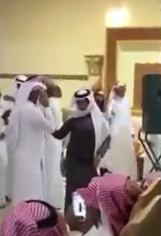 بالفيديو- فتاة خليجية تتنكر في زي رجل لترقص مع شباب