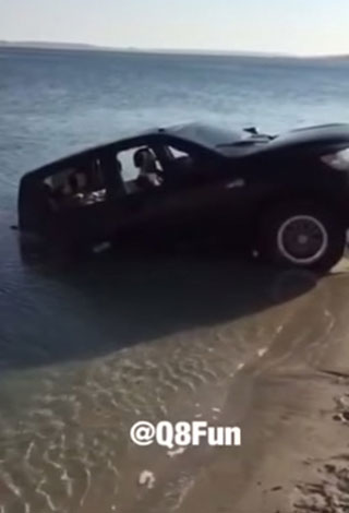 بالفيديو شباب يخرجون سيارة كويتي غارقة تماماً في البحر