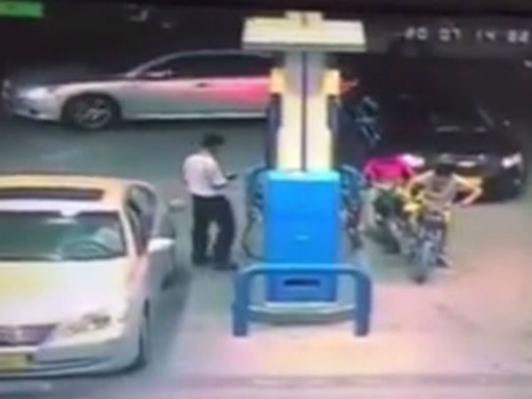 بالفيديو- قطري يعتدي على عامل محطّة وقود