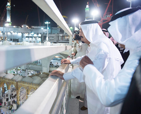بالفيديو.. ملك السعودية يتفقد موقع حادث الحرم المكي