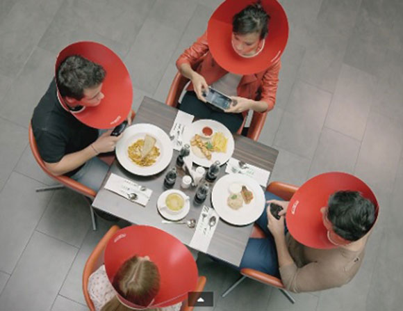 إعلان جديد لـ"كوكا كولا" ينبّه إلى خطورة إدمان وسائل الإعلام الاجتماعية  