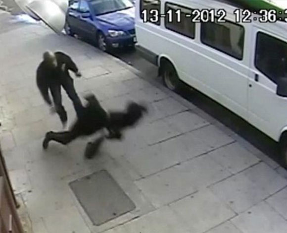 شاهد لحظة الاعتداء الوحشي على فتاة محجبة في لندن