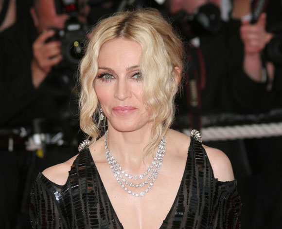 أشهر 10 وقائع تعرض فيها نجوم لهجمات من معجبيهم