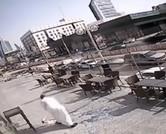 بالفيديو- سعودي ينجو من الموت بأعجوبة