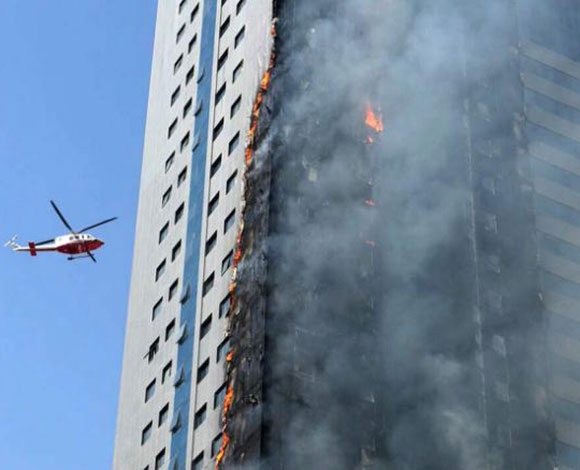 بالفيديو... لحظة اندلاع حريق ضخم في برج سكني من 30 طابقاً في الشارقة