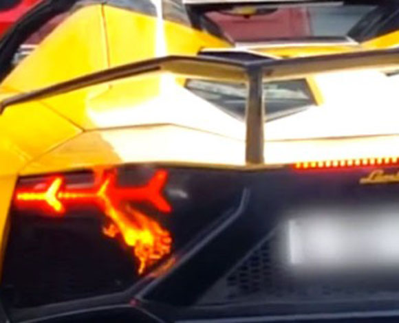 ما لم تعرفه عن حريق سيارة اللامبورجيني الشهيرة ... فيديو سيفاجئك