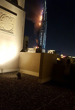 بالفيديو .. دبي تودع سنة 2015 بحريق هائل في إحدى فنادقها الضخمة
