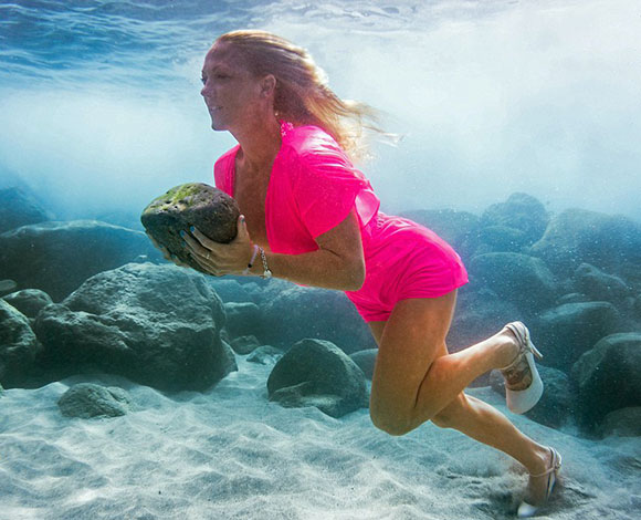 صور رائعة لعارضة تمارس التمرينات الرياضية تحت الماء