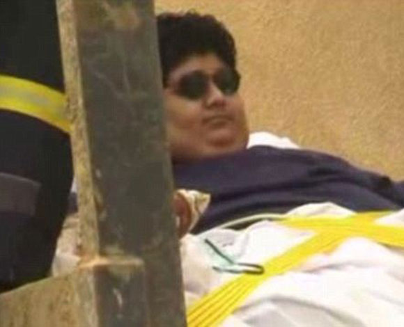 خالد الشاعري "قاهر السمنة" يسير على قدميه لأول مرة في حياته