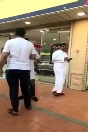 بالفيديو .. اقتحام سيارة لواجهة صيدلية