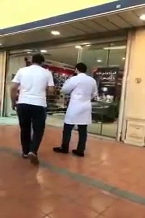 بالفيديو .. اقتحام سيارة لواجهة صيدلية