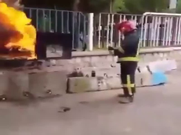 شاهد كيفية إطفاء حريق بدون ماء